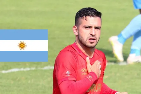 Matías Rotondi festejando un gol con la camisa de Municipal.