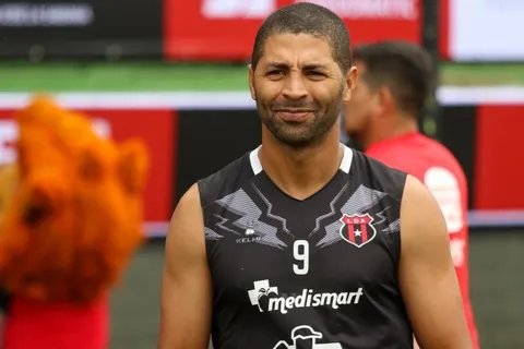 Álvaro Saborío se vestirá de rojinegro una vez más