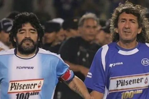 Diego Maradona y “El Mágico” González se enfrentaron en el estadio Cuscatlán