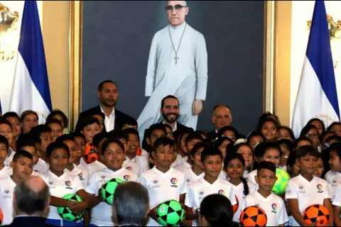 Nayib Bukele firmó histórico acuerdo para el fútbol de El Salvador
