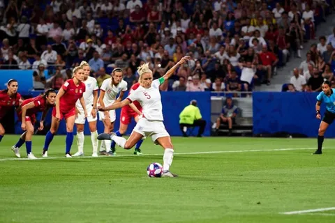 Árbitra hondureña jugó papel crucial en definición de finalista de Mundial Femenino