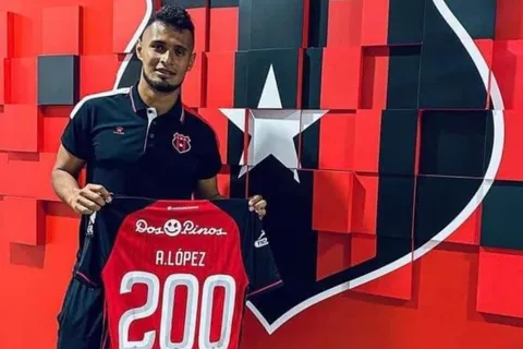 El hondureño Alex López llegó a histórica cifra con Alajuelense
