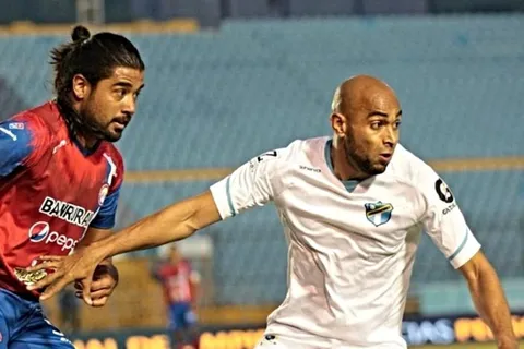 Alexander Robinson envió un mensaje a los aficionados de Comunicaciones tras el autogol en su debut