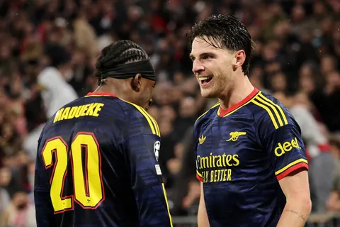Rice celebra su gol con Madueke ante Bayern Múnich