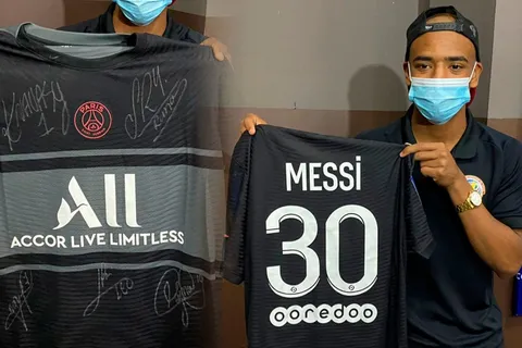 Keylor Navas pagó apuesta a Jewison Bennette con camisa de Messi autografiada (VIDEO)