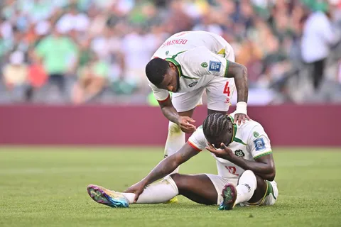Un jugador de Surinam recibió atención ante Bolivia.