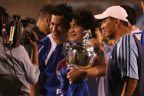 La noche que Diego Maradona deleitó con su futbol a Guatemala