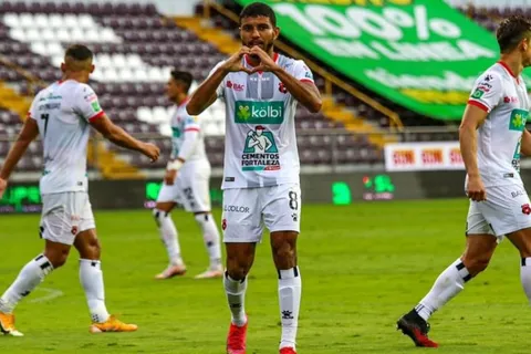 Johan Venegas a las puertas de entrar al "club de los 100" en Costa Rica