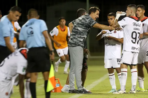 Alajuelense toma fuerte decisión sobre el futuro de uno de sus extranjeros