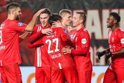 Manfred Ugalde fue la figura en victoria del Twente este martes
