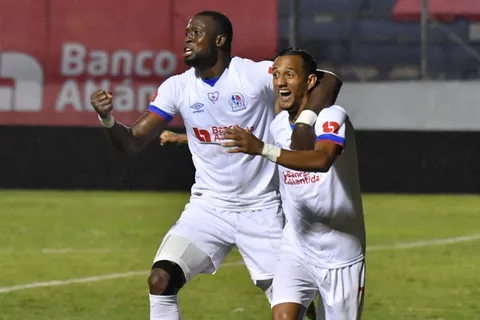 Olimpia le quitó el invicto a Motagua al ganarle el clásico