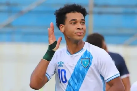 Arquímides Ordóñez con la Selección de Guatemala.