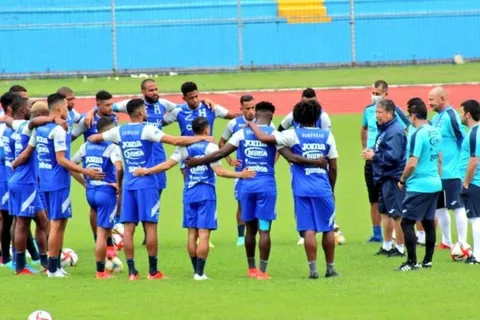 Bolillo Gómez prepara un 11 de Honduras con muchas sorpresas