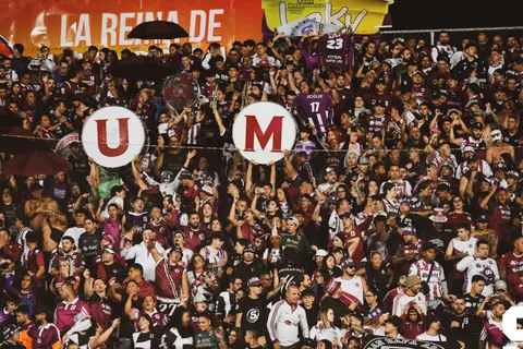 El futbolista que no para de recibir mensajes de los morados.