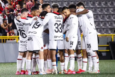 alajuelense-charla final en el terreno de juego