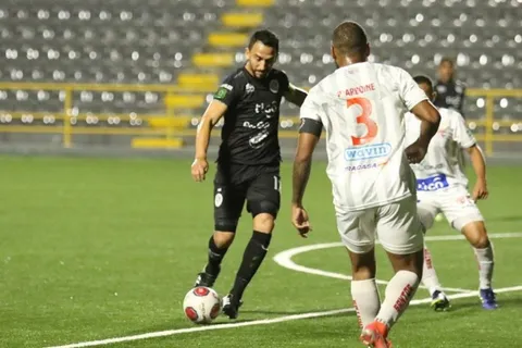 Sporting tropieza ante Santos y cede el liderato a Alajuelense