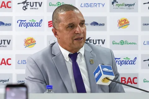 Erick Lonnis pone el pecho para defender a uno de los suyos.