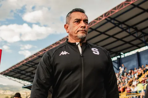 El peor de los grandes: Saprissa queda expuesto y José Giacone sufre por las consecuencias
