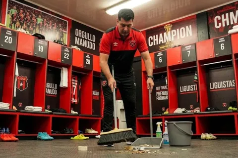 Ismae Rescalvo limpia el vestuario de Alajuelense.