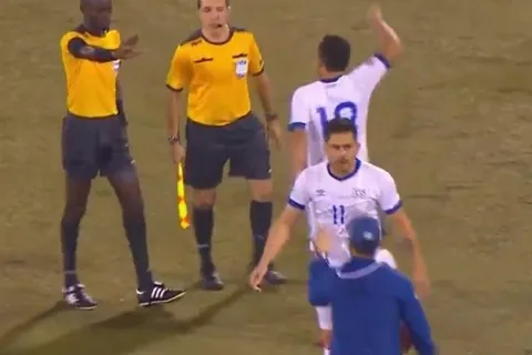 Ira total de los salvadoreños al final de su partido ante Dominicana