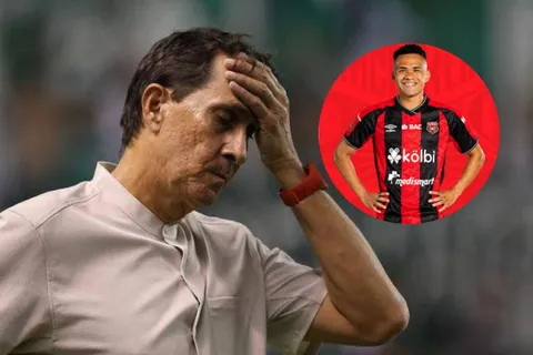Alexandre Guimaraes se agarra la cabeza.