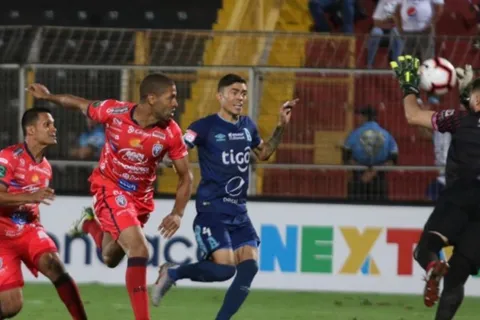 Alianza sufrió y perdió, pero se clasificó a semifinales