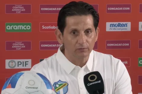 Ronald González en conferencia de prensa.