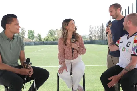 Chiellini interrumpe entrevista de Denil Maldonado para elogiarlo