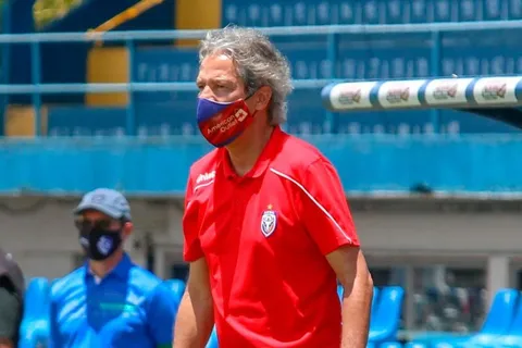 Carlos Restrepo se va de San Carlos