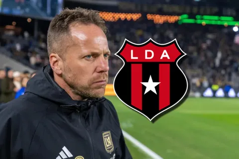 Marc Dos Santos le moja la oreja a Alajuelense.