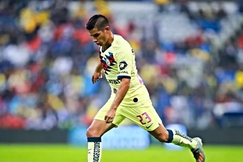 Aficionados del América destruyeron al Chucho López por su bajo rendimiento