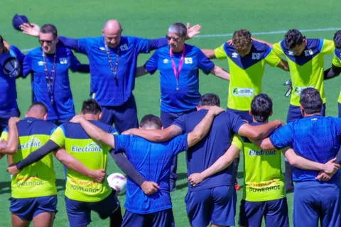 El Bolillo Gómez tuvo un imprevisto con uno de sus jugadores en su primer día en la Selección de El Salvador