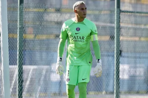 ¿Se queda? Keylor Navas llevó el brazalete de capitán en pretemporada con el PSG