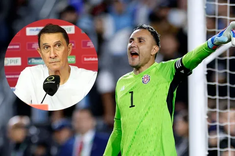 Keylor Navas con la camiseta de Costa Rica y Alexandre Guimaraes en conferencia de prensa.