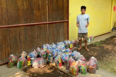 Surfista salvadoreño cambia su tabla de surf por comida y víveres para sus vecinos en La Libertad