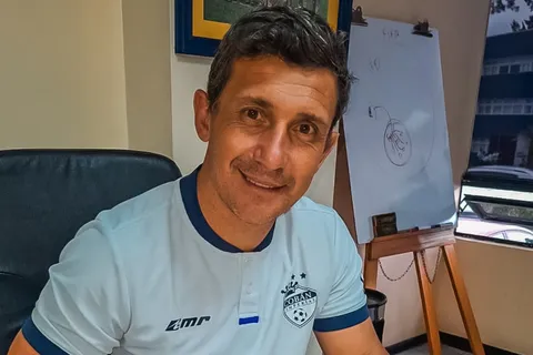 Sebastián Bini sufre su primer inconveniente lejos del banquillo de Municipal