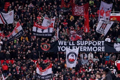 Tres aficionados del Manchester United fueron trasladados al hospital tras una pelea en Como