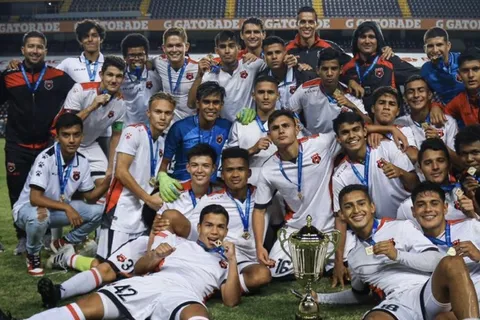 Fue campeón en Alajuelense, lo comparan con una leyenda del Real Madrid y ahora da el salto soñado en un gigante de Europa