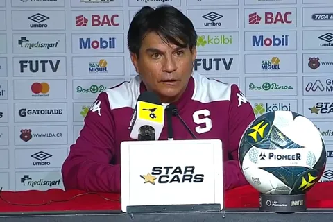 Vladimir Quesada se fue muy enojo con el arbitraje de la final. (Foto: FUTV)