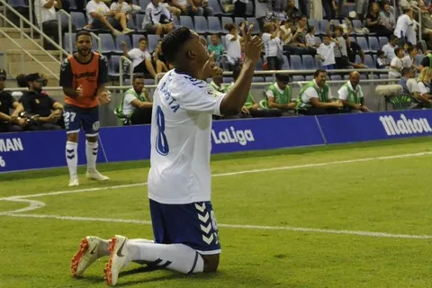 Bryan Acosta se quedará en Tenerife hasta 2023