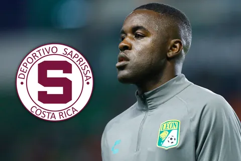 Saprissa lanza dardo a Joel Campbell presumiendo a dos jugadores.