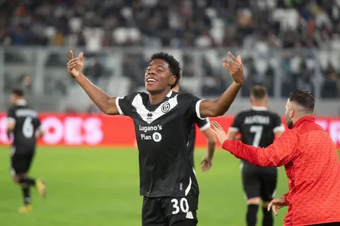 Dereck Moncada celebra un gol con Lugano.