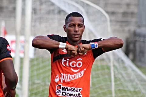 Nicolás Armando Muñoz se convirtió en el máximo goleador en el fútbol de El Salvador