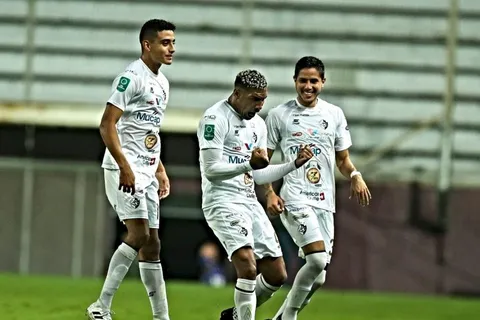 Cartaginés no perdonó al Saprissa y lo goleó para seguir liderando el Grupo B