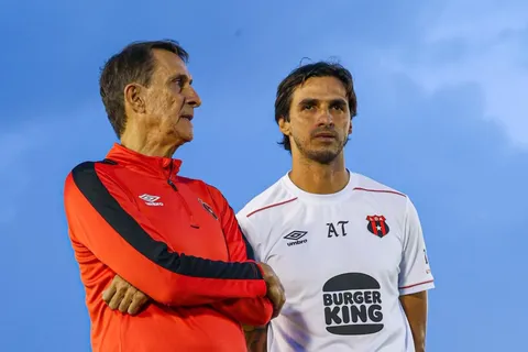 Bryan Ruiz se alejaría de Guimaraes.