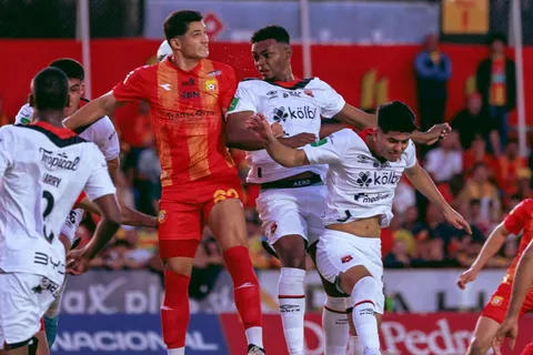 Insultos y golpes: el escándalo de Alajuelense que pocos vieron tras perder con Herediano