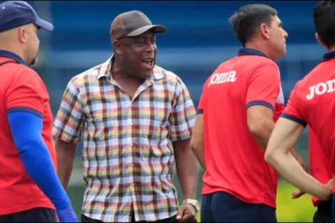 Hernán Medford disparó contra los árbitros de Costa Rica