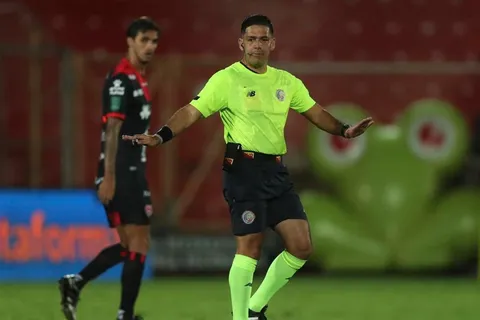 Directivo de Alajuelense contra Hugo Cruz: "No es un árbitro para pitar en este tipo de instancias"
