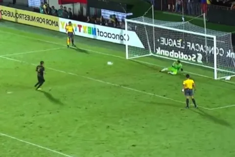 Jugador de Santa Tecla hizo ridículo con penal a lo ‘Panenka’ y el DT lo defendió