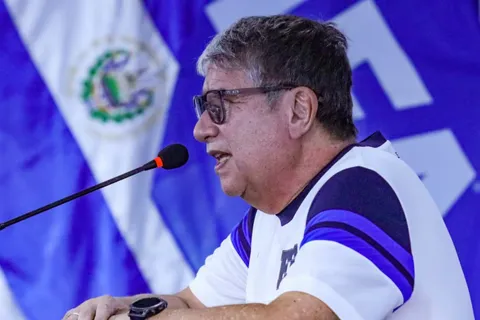 Rival de la Selección de El Salvador da noticia que pone en alerta a El Bolillo Gómez